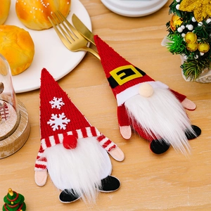 Detalle de portacubiertos de gnomo navideño con textura de punto y barba larga de piel