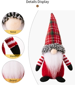 Dettaglio del naso di peluche, delle mani e della barba di finta pelliccia dello gnomo