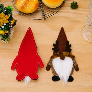 Detalle de porta cubiertos de gnomo navideño con fieltro y gorro de punto con astas