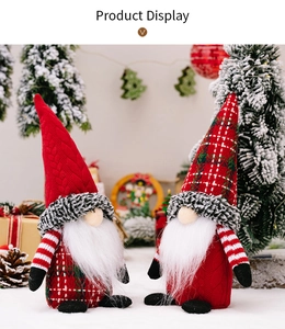 Dettaglio di gnomi natalizi con cappelli a quadri tra pigne e decorazioni festive