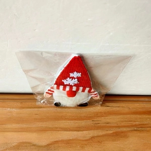 Primer plano de funda para cubiertos de gnomo navideño rojo y blanco empaquetada