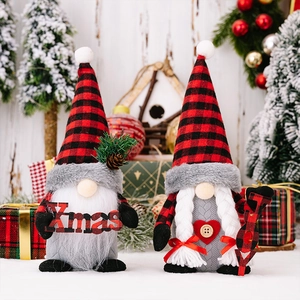 Gnomi di Natale a quadri rossi e neri con cartelli Xmas e JOY su sfondo festivo
