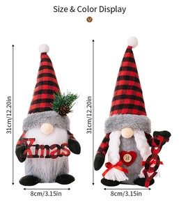 Dettaglio di gnomo in peluche con cappello a quadri rossi e neri e cartello di Natale