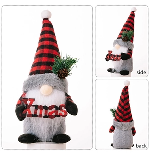 Viste multiple di uno gnomo di Natale con cappello a scacchi rossi e neri e segno Xmas