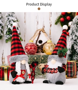 Dettaglio di gnomi di Natale in peluche con cappelli scozzesi rossi neri e scritte Xmas