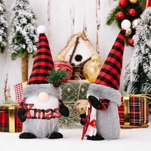 Dettaglio di gnomi natalizi in peluche con cappelli a quadri rossi e neri e segno Xmas