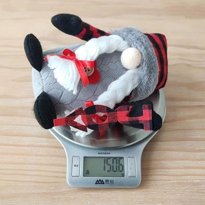 Vista dettagliata dello gnomo di Natale da 150,6g su una bilancia da cucina