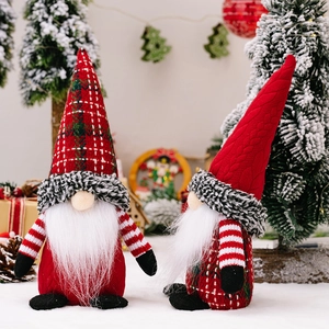 Zwei festliche Weihnachtsgnome mit Karomützen auf Schnee neben geschmückten Bäumen