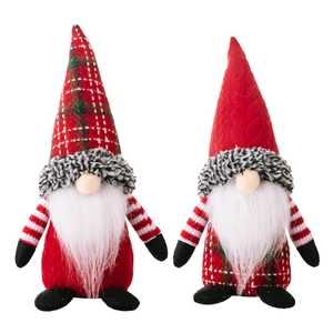 Coppia di gnomi natalizi festivi con cappelli scozzesi e barbe bianche su sfondo bianco