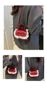 Détails du mini sac à main en cuir rouge avec dentelle et nœud sous plusieurs angles de vue
