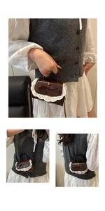 Détail du mini sac bandoulière marron foncé avec bordure dentelle et noeud