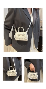 Détail du mini sac blanc avec dentelle élégante et nœud en cuir sur le rabat