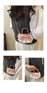Détail d'un mini sac à main rose avec bordure en dentelle décorative et nœud élégant