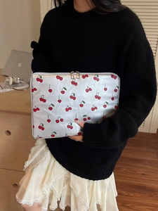 Silberne Laptoptasche mit Kirschmuster und Doppelreißverschluss in gemütlichem Ambiente