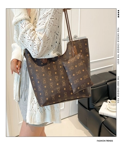 Détail d'un grand sac cabas marron à monogramme ours avec sa petite pochette