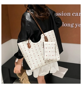 Détail du sac seau vintage avec motif ours et petite pochette assortie incluse