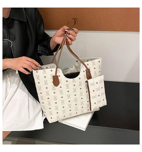 Détail du sac cabas blanc avec imprimé ours et motif de losanges et petite pochette
