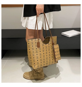 Gros plan détaillé du sac cabas marron à motif d'ours et sa petite pochette zippée assortie