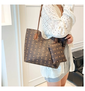 Détail du sac cabas vintage marron avec motifs d'ours et petite pochette assortie incluse