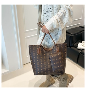 Détail du cabas marron avec motif d'ours et sa petite pochette amovible assortie