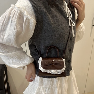 Mini sac bandoulière marron vintage avec nœud en cuir et dentelle sur un mannequin