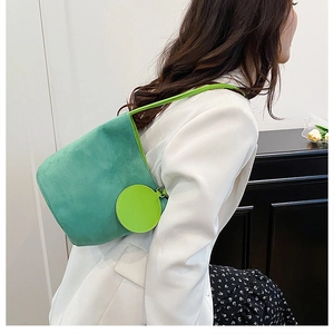 Borsa a secchiello in pelle scamosciata verde con mini portamonete e tracolla sottile
