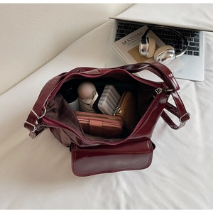 Vue intérieure d'un sac cabas en cuir verni bordeaux montrant sa grande capacité