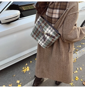 Détail du sac cabas en tweed à carreaux avec lanières en cuir marron et motif automnal vintage