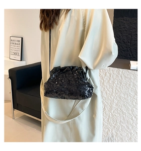 Dettaglio della borsa a nuvola con paillettes nere con texture a pieghe e tracolla