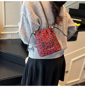 Sac bandoulière léopard rouge et noir avec cordon pour un look très stylé.