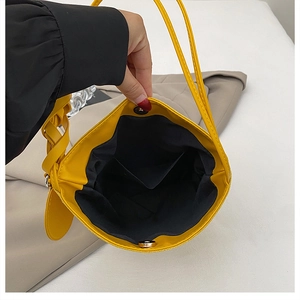 Vista dall'alto dell'interno nero e della chiusura magnetica della borsa a secchiello gialla
