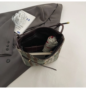 Vue intérieure du sac seau en tweed montrant la capacité pour parapluie et mobile