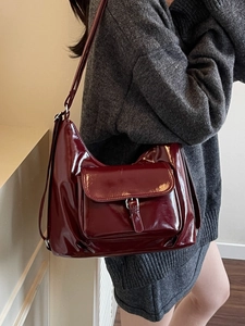 Sac à bandoulière en cuir verni bordeaux brillant pour femme avec boucle argentée