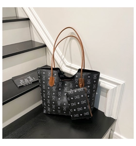 Détail du sac cabas imprimé avec pochette assortie et anses en cuir marron sur marche
