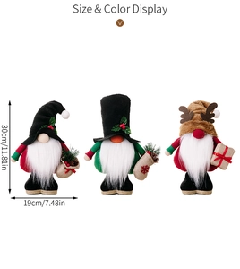 Detalle de tamaño de gnomos navideños de 30cm con gorros de reno y barbas blancas