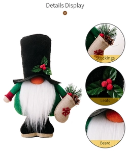 Detalle de gnomo navideño que muestra calcetines, bayas y una espesa barba blanca