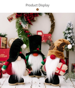 Detalle de tres gnomos navideños festivos con astas de reno en una mesa decorada de gala