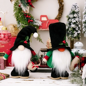 Detalle de gnomos navideños con mini sacos de arpillera con piñas y bayas rojas