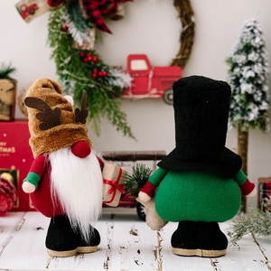 Detalle de gnomos navideños con astas de reno y chistera en una escena festiva