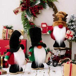 Tres gnomos navideños nórdicos con gorros de peluche y astas de reno decorativos