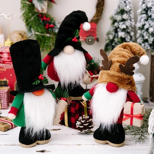 Tres gnomos navideños nórdicos de peluche con astas de alce y sacos de regalo festivos