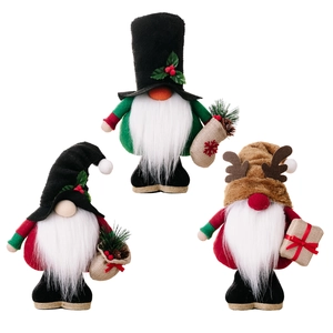 Tres gnomos navideños de peluche con astas de reno y bayas de acebo sobre fondo blanco