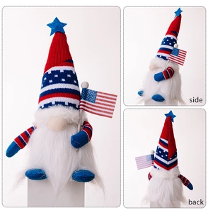 Drei-Wege-Ansicht der patriotischen Gnom-Puppe mit US-Flagge, Strickmütze und Sternen