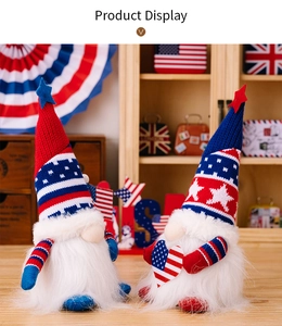 Nahaufnahme patriotischer Gnome mit Strickmützen und US-Flaggen auf Holztisch