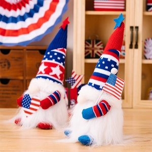 Detail von USA-Unabhängigkeitstag-Zwergen mit rot-weiß-blauen Strickmützen und Sternen