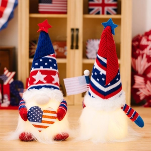 Detailaufnahme von patriotischen LED-Gnome-Puppen mit Sternen und Streifen in Rot Weiß Blau