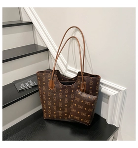 Détail du grand sac cabas marron imprimé avec une pochette assortie aux motifs d'ours