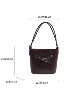 Sac seau rétro marron foncé avec boucle dorée incluant les dimensions 26cm x 22cm x 21cm
