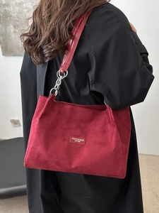 Grande borsa tote in pelle scamosciata rossa da donna con etichetta e catena in metallo