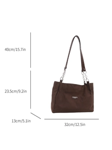 Borsa tote in pelle marrone scuro con catena d'argento e dimensioni di 32 cm di larghezza